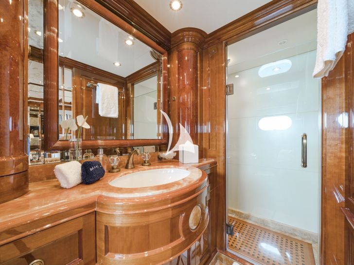 AURA - Benetti 36 m,luxurious vanity unit and shower