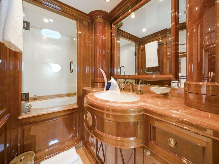 AURA - Benetti 36 m,vanity unit and bathtub