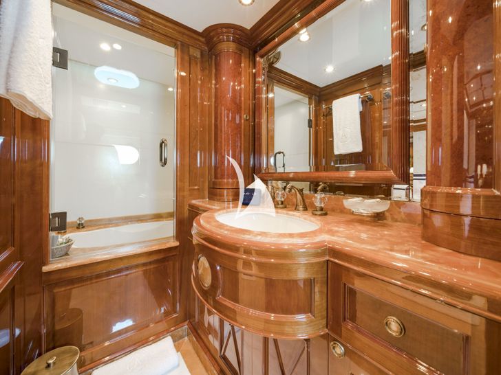 AURA - Benetti 36 m,vanity unit and bathtub AURA - Benetti 36 m,vanity unit and bathtub