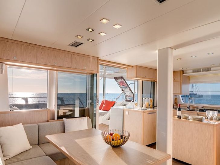 AUROUS Lagoon 52 Salon