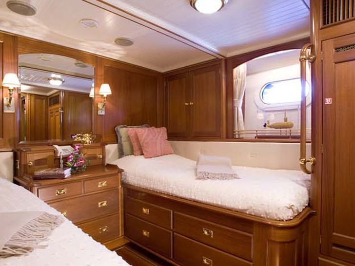 Boatbookings AXIA Sailing Yacht Twin Boatbookings AXIA Sailing Yacht Twin