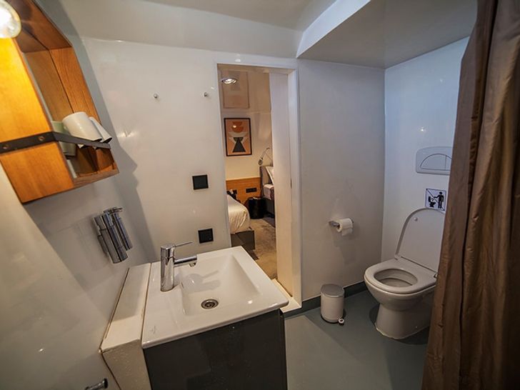 Twin Cabin - Shower/Toilet