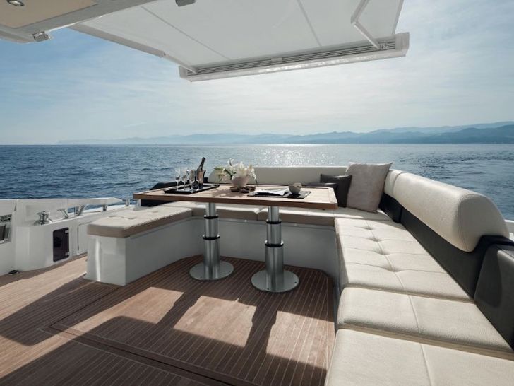 Azimut 55S - Al Fresco Dining Azimut 55S - Al Fresco Dining