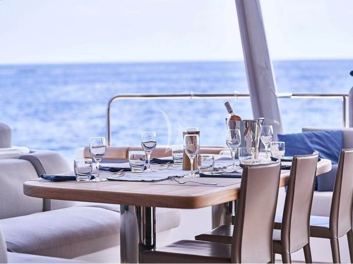 BABAC Lagoon Seventy 7 - alfresco dining set up BABAC Lagoon Seventy 7 - alfresco dining set up