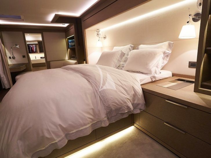 BABAC Lagoon Seventy 7 - master cabin bed BABAC Lagoon Seventy 7 - master cabin bed
