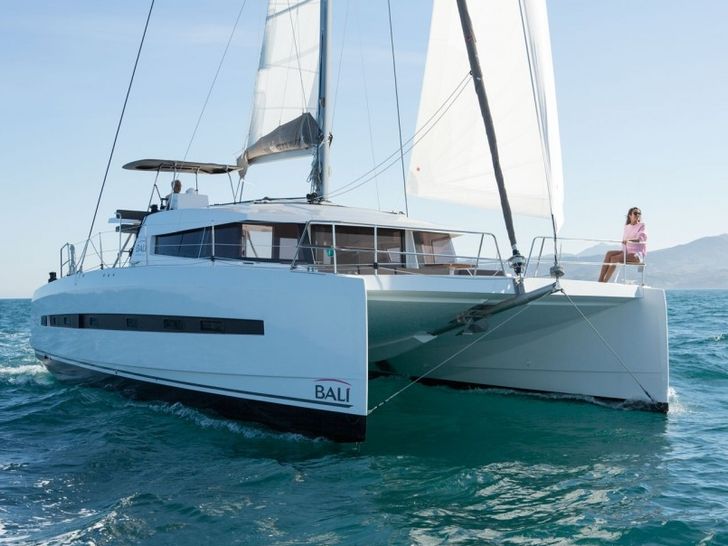BALI 4.5 - bow view BALI 4.5 - bow view