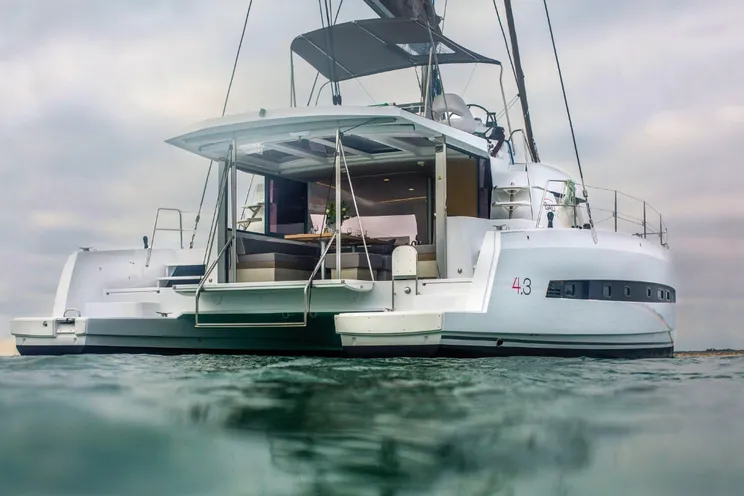Charter Yacht Bali 4.3 - 4 + 2(4 double 2 single)- 2017 - Airlee Beach