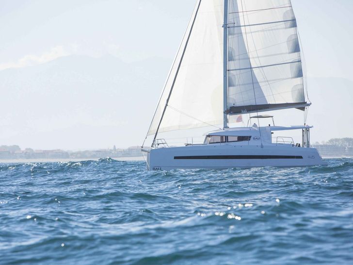 BALI 4.5 - cruising on the waterline BALI 4.5 - cruising on the waterline