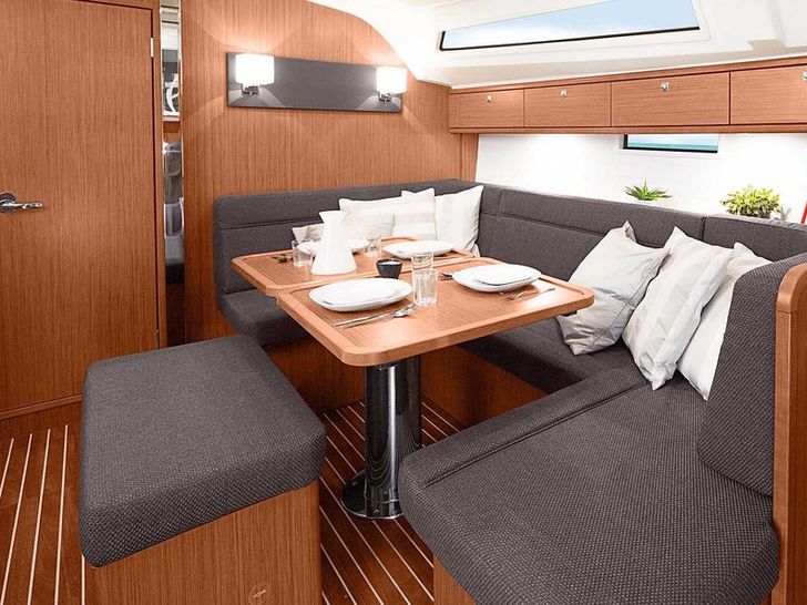 Bavaria 41 Cruiser Dining Bavaria 41 Cruiser Dining