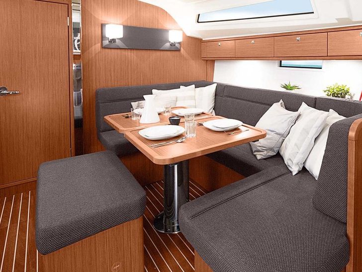 Bavaria 41 Cruiser Dining