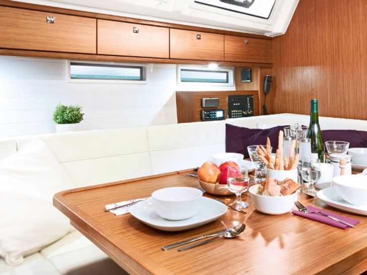 Bavaria Cruiser 46 Dining Bavaria Cruiser 46 Dining