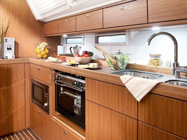 Bavaria Cruiser 46 Kitchen