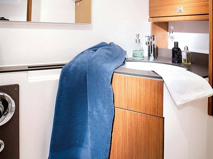 Bavaria Cruiser 46 Bathroom