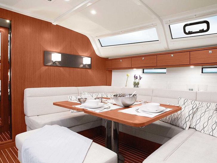 Bavaria Cruiser 51 Dining Bavaria Cruiser 51 Dining