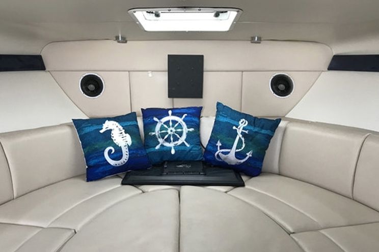 Charter Yacht Bayliner 35 - Day charter - 2008 - Nassau - Rose Island - Exumas