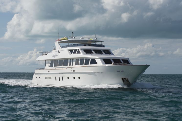 Charter Yacht BEACHFRONT - Hargrave 108 - 5 Cabins - Nassau - Paradise Island - Georgetown