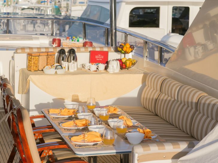 BEACHFRONT - Crewed Motor Yacht - Flybridge Dining BEACHFRONT - Crewed Motor Yacht - Flybridge Dining