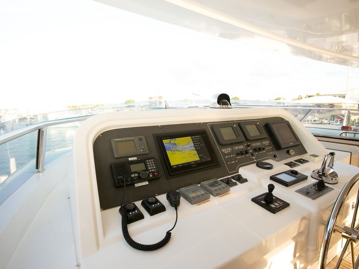 BEACHFRONT - Crewed Motor Yacht - Flybridge Helm BEACHFRONT - Crewed Motor Yacht - Flybridge Helm