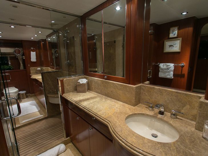 BEACHFRONT - Crewed Motor Yacht - Master Ensuite BEACHFRONT - Crewed Motor Yacht - Master Ensuite