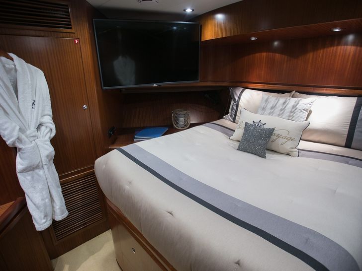 BEACHFRONT - Crewed Motor Yacht - VIP Cabin