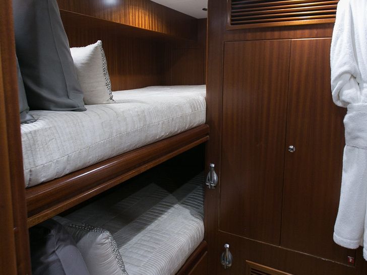BEACHFRONT - Crewed Motor Yacht - Twin Bunk BEACHFRONT - Crewed Motor Yacht - Twin Bunk