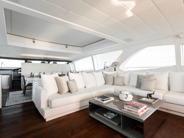 BEACHOUSE Mangusta 130 saloon BEACHOUSE Mangusta 130 saloon