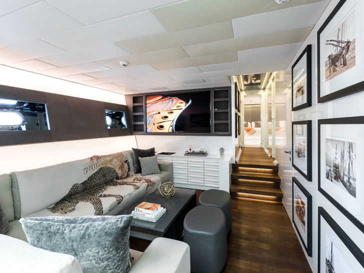 BEACHOUSE Mangusta 130 saloon BEACHOUSE Mangusta 130 saloon