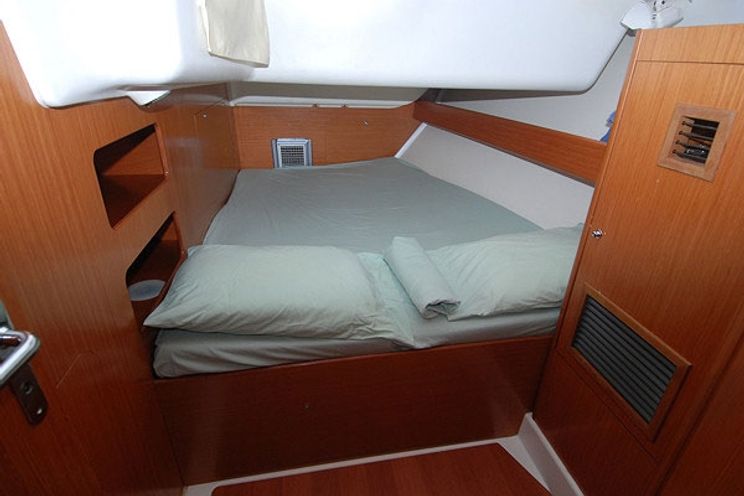 Charter Yacht Beneteau 515 - 4 + 2 Cabins - Grenadines