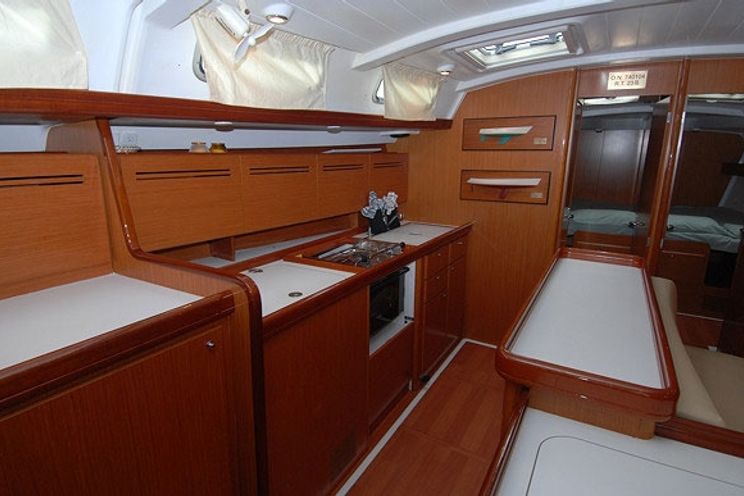 Charter Yacht Beneteau 515 - 4 + 2 Cabins - Grenadines