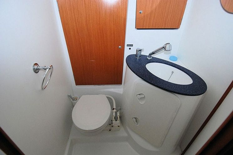 Charter Yacht Beneteau 515 - 4 + 2 Cabins - Grenadines