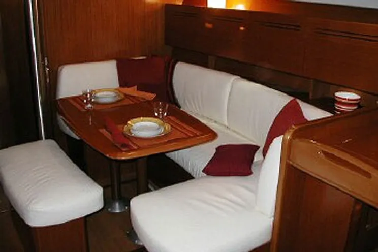 Charter Yacht Beneteau Cyclades 43.4 - 4 Cabins - Malta