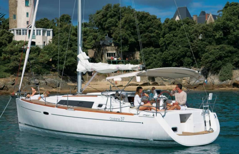 Charter Yacht Beneteau Oceanis 37 - Genie - 3 Cabins - Greece