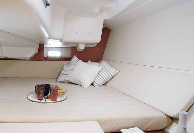Charter Yacht Beneteau Oceanis 37 - Genie - 3 Cabins - Greece