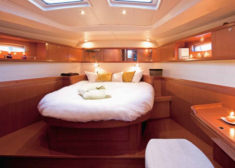 Charter Yacht Beneteau Oceanis 54 - 4+1 Cabins - Greece