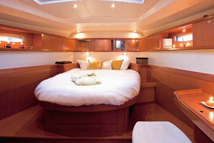 Charter Yacht Beneteau Oceanis 54 - 4+1 Cabins - Greece