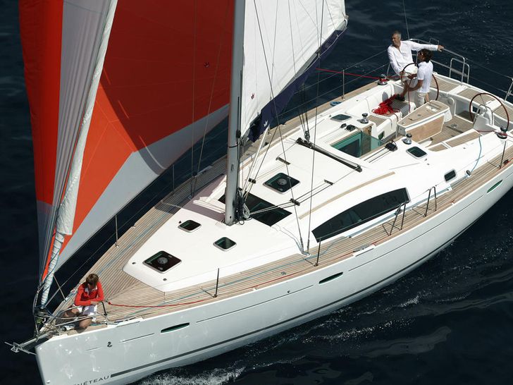 Beneteau Oceanis 43 Sailing