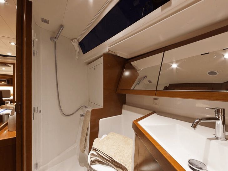 Beneteau Oceanis 41 Bathroom Beneteau Oceanis 41 Bathroom