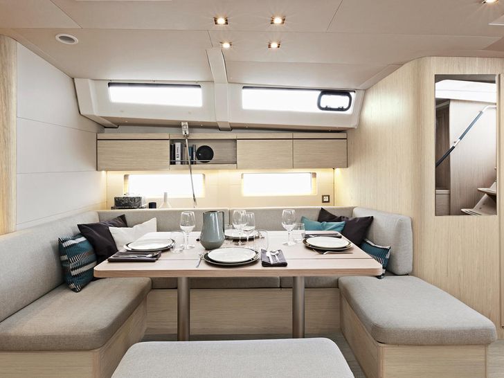 Beneteau Oceanis 46.1 Dining