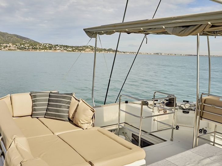 BIG GANI Lagoon 560 - flybridge sun beds BIG GANI Lagoon 560 - flybridge sun beds