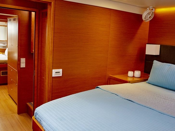 BIG GANI Lagoon 560 - cabin 1 bed and bathroom entrance BIG GANI Lagoon 560 - cabin 1 bed and bathroom entrance