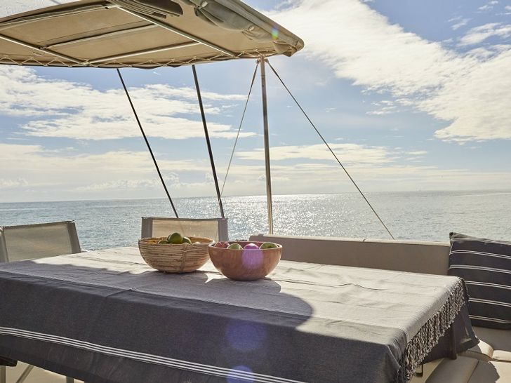 BIG GANI Lagoon 560 - flybridge dining area BIG GANI Lagoon 560 - flybridge dining area