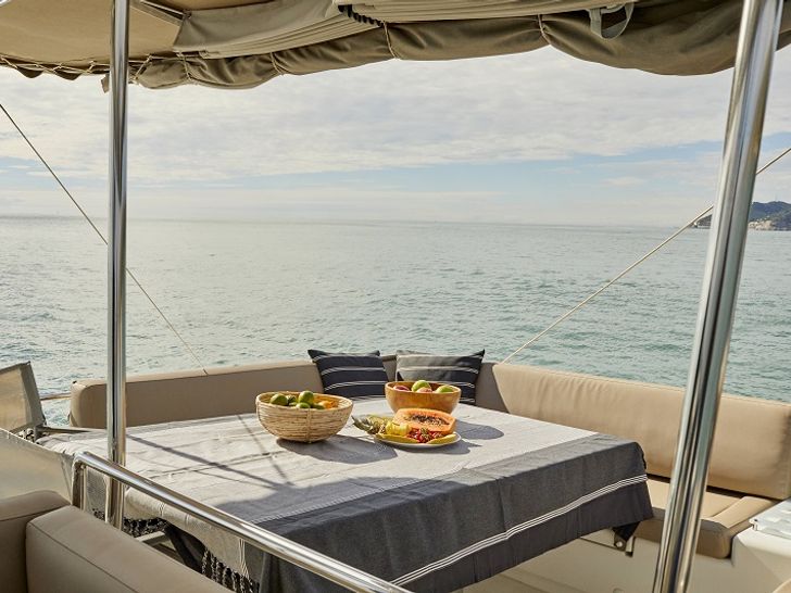 BIG GANI Lagoon 560 - flybridge seating and dining area BIG GANI Lagoon 560 - flybridge seating and dining area