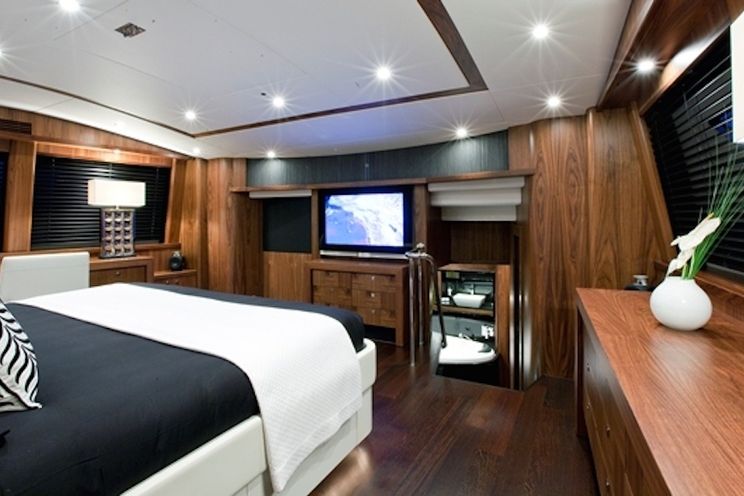 Charter Yacht BLACK AND WHITE - Sunseeker 34m - 5 Cabins - Baie des Anges - Cannes - Antibes - Monaco