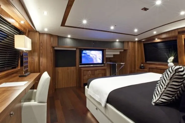 Charter Yacht BLACK AND WHITE - Sunseeker 34m - 5 Cabins - Baie des Anges - Cannes - Antibes - Monaco