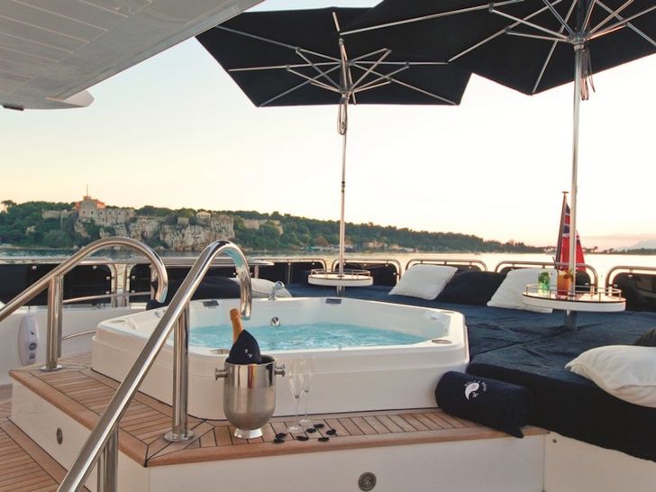 BLACK&WHITE - Flybridge Jacuzzi BLACK&WHITE - Flybridge Jacuzzi