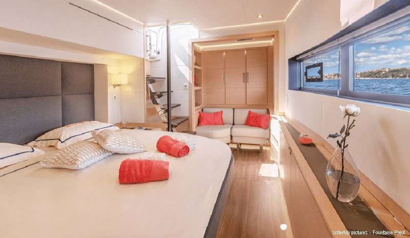 BLACK CAT Fountaine Pajot 67 Master Suite