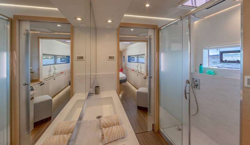 BLACK CAT Fountaine Pajot 67 Bathroom