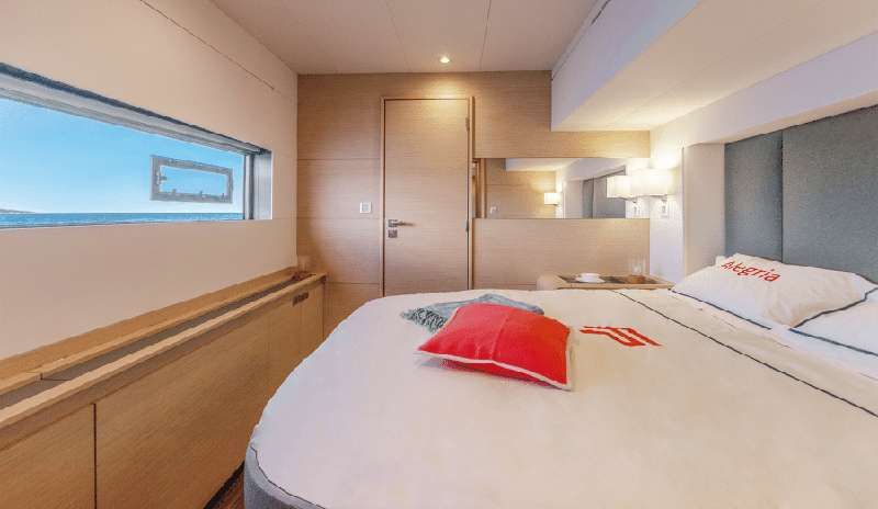 BLACK CAT Fountaine Pajot 67 Guest Cabin