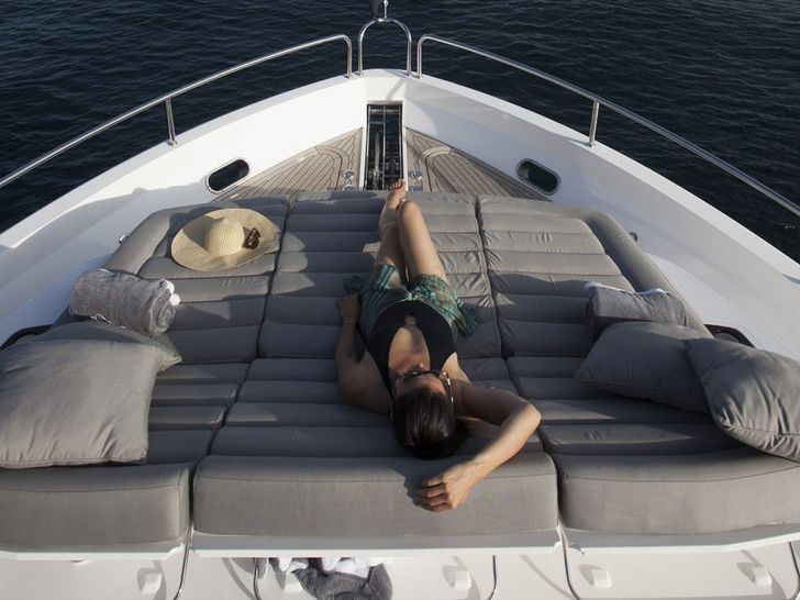 Sunseeker 86 Bow Sunbathing Sunseeker 86 Bow Sunbathing