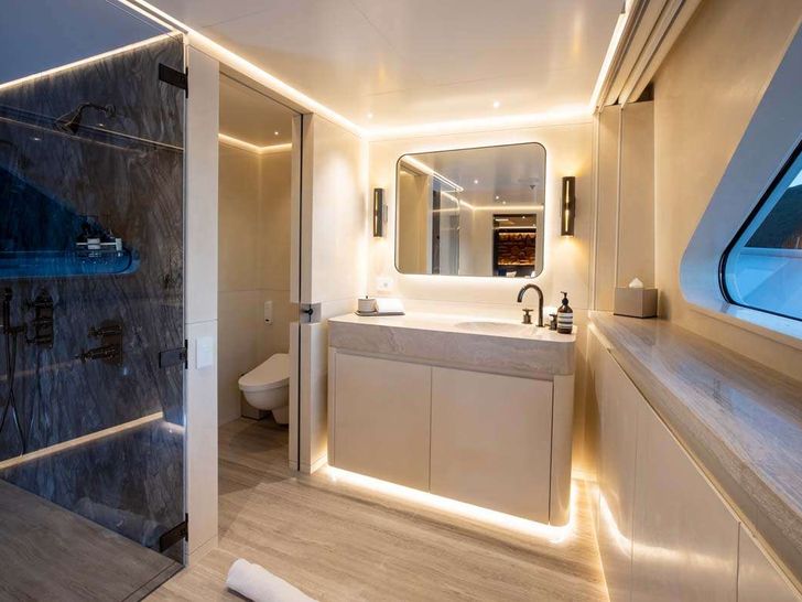 Broadwater 55m Feadship Master Bath Broadwater 55m Feadship Master Bath